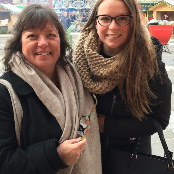 Meet your Posher, Nicole - Picture 1 of 1